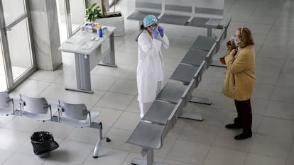 DVD994 (17/04/2020) Un mujer sanitaria hace el primer cribado y reparte mascarillas en el hall de entrada del Centro de Salud Calesas en Usera en Madrid.