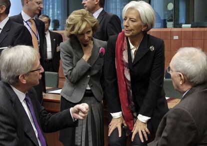 Encuentro de ministros de Economía del Eurogrupo, hoy, en Bruselas (Bélgica). En la imagen, de izquierda a derecha, el primer ministro de Luxemburgo, Jean-Claude Juncker; la ministra española, Elena Salgado; la directora gerente del FMI, Christine Lagarde; y el ministro alemán Wolfgang Schaeuble.