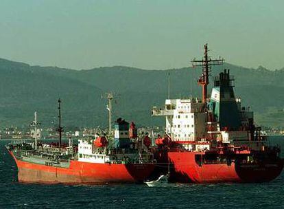 Aprovisionamiento de combustible de dos barcos en el puerto de Gibraltar, en 2002.
