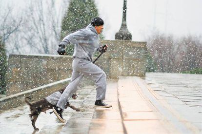 Fotograma de Rocky (1976), cuando el protagonista entrena subiendo los escalones de Filadelfia que la película hizo famosos.
