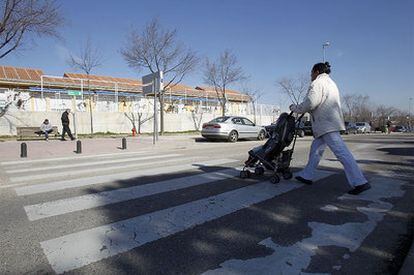 Paso de peatones de la avenida Olímpica de Alcobendas en el que murió atropellado el niño de dos años.