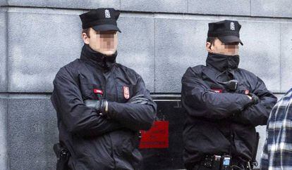 Dos agentes de la Policía Foral de Navarra, en una foto de archivo.