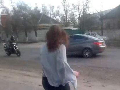 Una de las chicas bailaba cerca de la carretera cuando un motorista se estrelló contra un coche