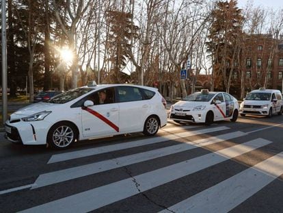 Caravana de taxis en los alrededores del cementerio de la Almudena, en Madrid, la mañana de este viernes.