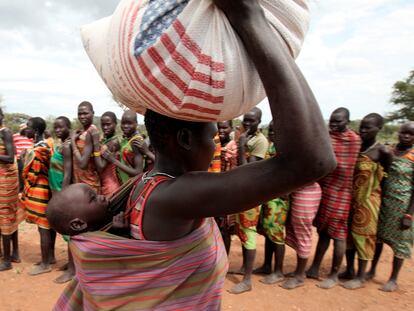 Una mujer dandinga transporta comida donada por el Programa Mundial de Alimentos en la localidad de Lauro, Sudán del Sur.