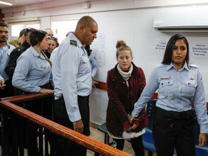 La justicia militar israelí prorroga a 10 días el arresto de Ahed Tamimi, de 16 años, protagonista de un vídeo viral