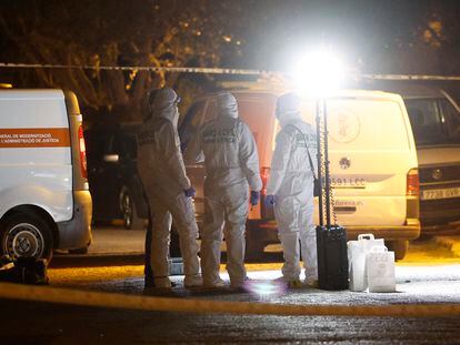 Investigadores de la Guardia Civil, en la madrugada del miércoles, en la Gola de Pujol, donde fueron hallados los tres cadáveres.
