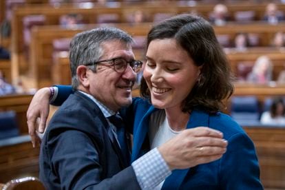 Patxi López hugs Andrea Fernández, Socialist deputy in Congress and PSOE Secretary for Equality.