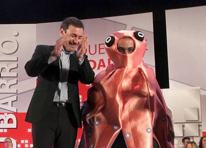 Tomás Gómez con Carlos Carpio vestido de pulpo en la campaña electoral 2011.