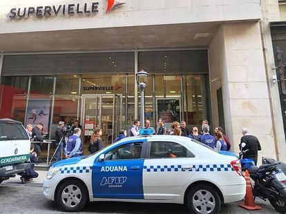 Agentes de la Aduana argentina allanan un banco en Buenos Aires, este martes.