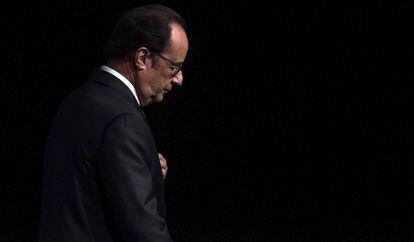 El presidente francés, François Hollande, abandonando el escenario tras pronunciar un discurso, el pasado octubre en París.
