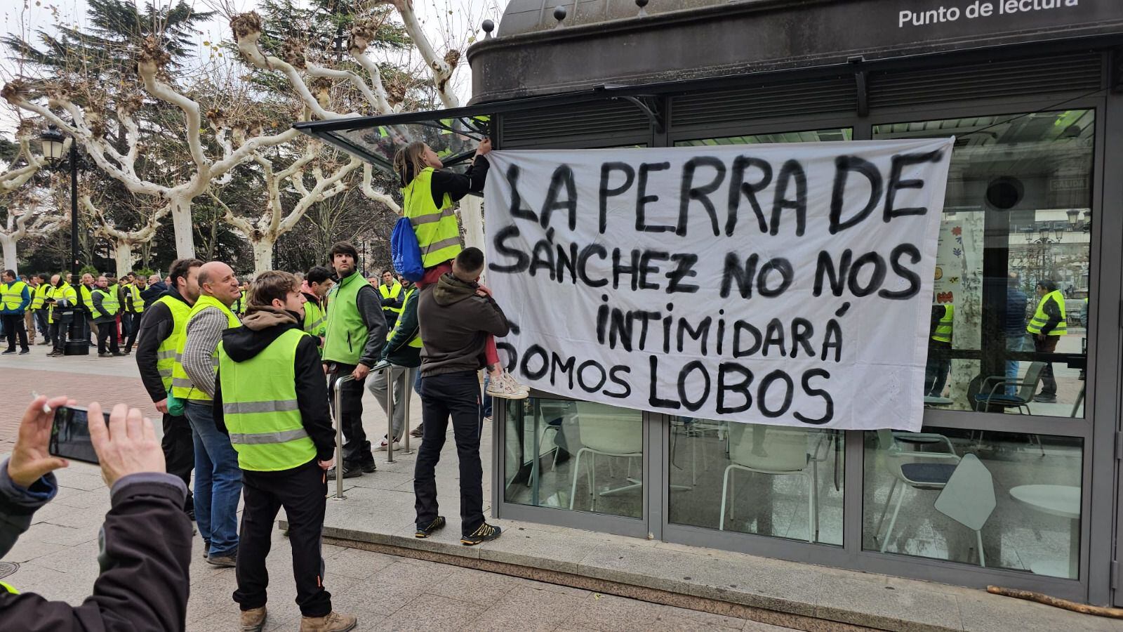 (22/02/2024). Protesta agricultores frente a la delegación del gobierno en Logroño. AUTOR: Víctor Espuelas