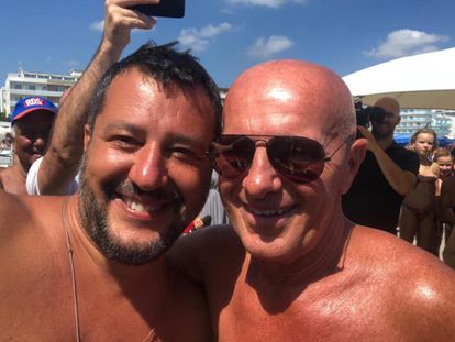Mateo Salvini se hace un 'selfie' con Arrigo Sacchi, exfutbolista y entrenador italiano, una fiesta playera en la localidad donde pasa estos días de agosto. A finales de julio Salvini aseguró que no tenía pensado tomarse vacaciones y que continuaría trabajando durante todo el verano.