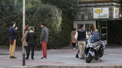 Antiabortistas frente a la clínica Dator, a la espera de la llegada de alguna mujer.