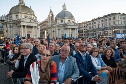 Asistentes al acto central de la campaña electoral de la coalición de centro-derecha en la Piazza del Popolo. 
