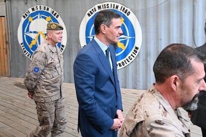 El presidente del Gobierno, Pedro Sánchez, visita a las tropas españolas destacadas en la base multinacional Union III, en Bagdad (Irak), el 28 de diciembre.