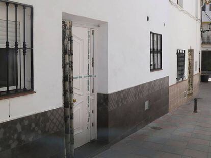 La vivienda de la pareja, precintada por la Guardia Civil.