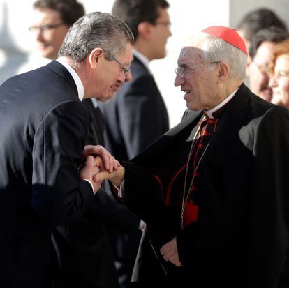 El ministro de Justicia, Alberto Ruiz Gallarón, conversa con el cardenal arzobispo de Madrid, Antonio María Rouco Varela, a su llegada a la catedral de la Almudena donde ha tenido lugar el funeral de Estado.