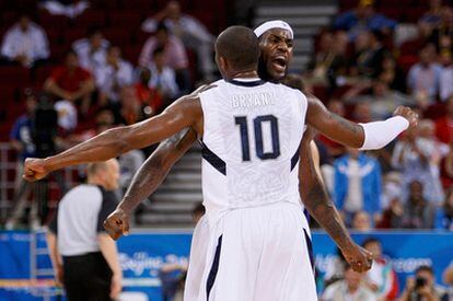 Lebron James y Kobe Bryant, de Estados Unidos, celebran una canasta durante el partido de los Juegos Olímpicos de Pekín 2008.