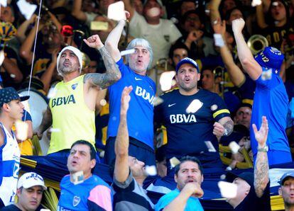 Los barras de Boca Juniors Rafael Di Zeo y Mauro Martín alentando durante un partido contr Temperley, en octubre de 2016.