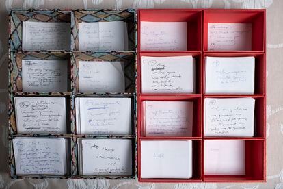 Cajas con hojas de las libretas donde Juan Mayorga apunta ideas y reflexiones para sus textos. 