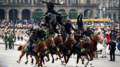 Desfile militar en el que se realizan acrobacias en celebración del 109 aniversario de la Revolución Mexicana, en la plaza Zócalo de la Ciudad de México.

