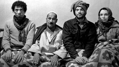 Jordi Esteva (tercero por la izquierda), con sus amigos del oasis egipcio de Bahariya Assem Sharaf (izquierda), Am Anwar y Beda Taousila, en 1983.