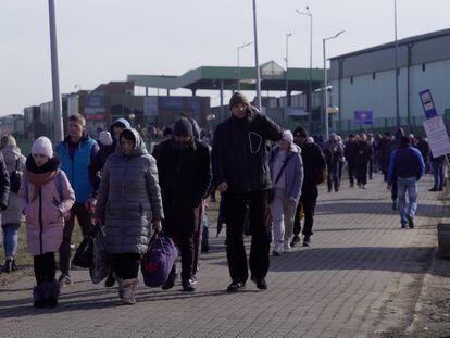 Refugiados en el puesto fronterizo de Medika, entre Polonia y Ucrania