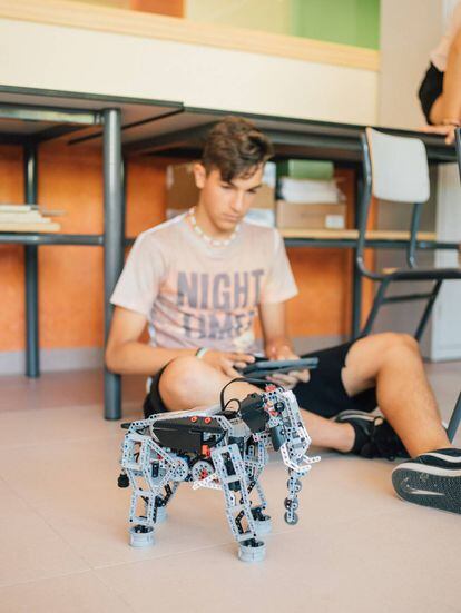 Uno de los alumnos del colegio público Santo Domingo, en Algete (Madrid), a los mandos de un robot con forma de elefante.