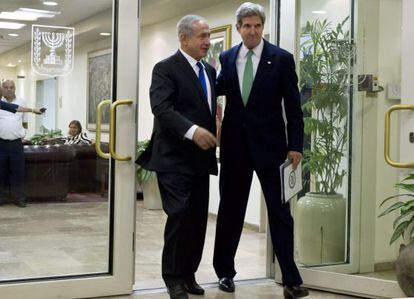 John Kerry y Benjam&iacute;n Netanyahu, en Jerusal&eacute;n, antes de su conferencia de prensa conjunta. 