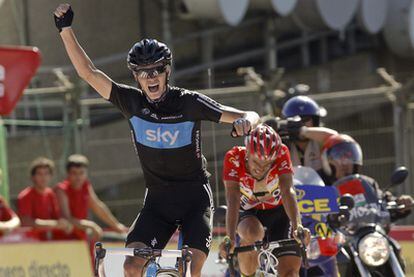 Froome celebra su victoria ante Cobo en la meta de Peña Cabarga.