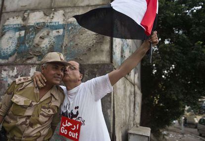 Un opositor del presidente egipcio Mohamed Morsi besa a un militar en una de las calles de El Cairo, 3 de julio de 2013. El Ejército egipcio se ha desplegado en las calles de El Cairo poco después de que expirase el ultimátum que los militares dieron al presidente Mohamed Morsi para que abandonase el poder, en lo que parece un golpe de Estado.