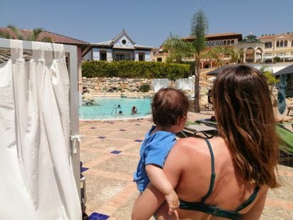 Candela, con su madre en la piscina del hotel.