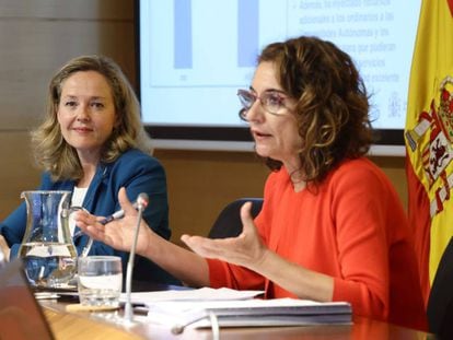 La vicepresidenta primera del Gobierno, Nadia Calviño (a la izquierda), y la ministra de Hacienda, María Jesús Montero, en la presentación del escenario macroeconómico 2022-2025 a final de abril.