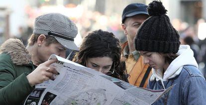 Un grupo de turistas consultan un mapa de Madrid.