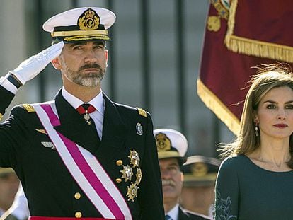 Don Felipe recupera todo el ceremonial de la Pascua con la única compañía de doña Letizia.