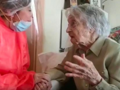 María Branyas, de 113 años y considerada la mujer más longeva de España, en la residencia de Olot (Girona) en la que vive.