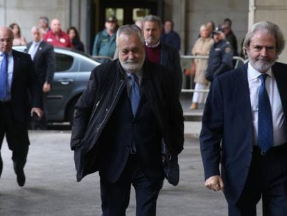 Griñán, en el centro de la imagen, a su llegada este martes a los juzgados de Sevilla. 