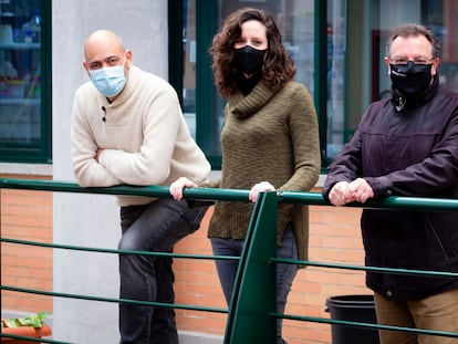 Manuel Jesús Muñoz,  a la izquierda, con Mercedes Pérez Jiménez y Ángel Carrión, miembros del equipo de Biología Molecular e Ingeniería Bioquímica de la Universidad Pablo de Olavide.