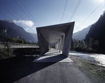 El Puente Alfenz, en Austria, cruza el río Ill y su diseño conciso a base de triángulos abre huecos desde los que paseantes y ciclistas contemplan la naturaleza.