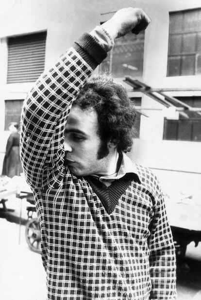 Foto del inglés Henry John Burns oliéndose sus axilas en 1976.