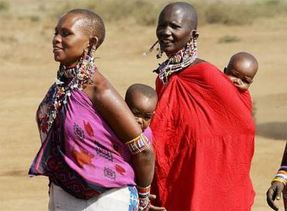Mujeres Masai pasean con sus hijos en Kenia