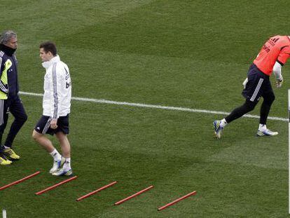 Mourinho y Casillas, en Valdebebas junto a Nacho.