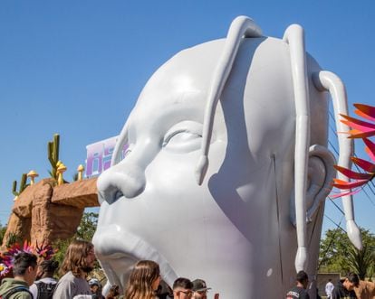 Entrada del Festival Astroworld, que algunas teorías conspirativas han comparado con una figura pintada por El Bosco.