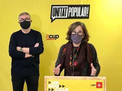 Carles Riera y Eulàlia Reguant, diputados de la CUP en el Parlamento catalán, en una rueda de prensa en marzo.