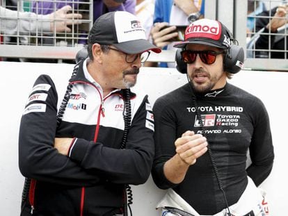Alonso charla con Rob Leupen, director de Toyota, durante las 6 Horas de Silverstone.