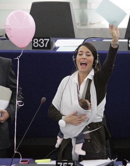 La eurodiputada italiana Licia Ronzulli pide la palabra en el Parlamento Europeo con su bebé en brazos, ayer en Estrasburgo.