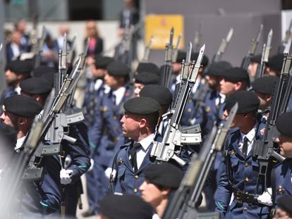 Efectivos del Ejército del Aire durante el acto central conmemorativo del “Día de las Fuerzas Armadas”, el 28 de mayo de 2022, en Huesca, Aragón (España).