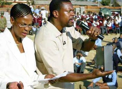 Mama Jackie (izquierda) y el actor Chris Tucker reparten regalos a escolares en Soweto en septiembre de 2005.