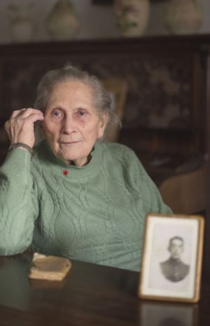 Dorothy Ellis junto a una foto de su marido, que combatió durante la I Guerra Mundial.